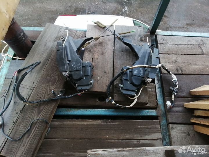Замок передней двери доводчик Toyota Celsior UCF30