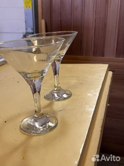 Тарелки, столовые приборы, кастрюли, сковородки