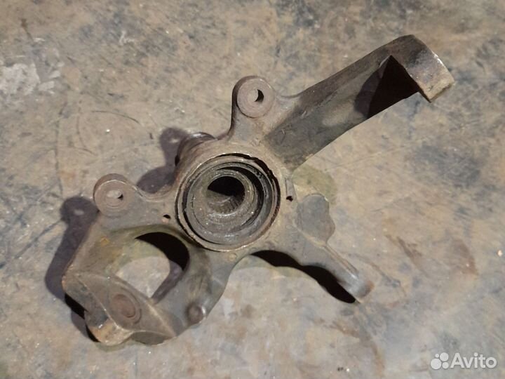 Поворотный кулак левый без абс Паджеро 2