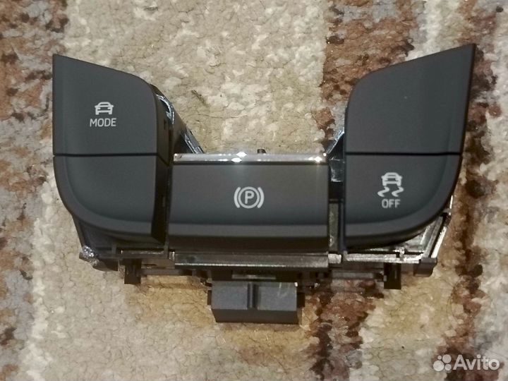 Новый блок кнопок ручника Skoda Karoq