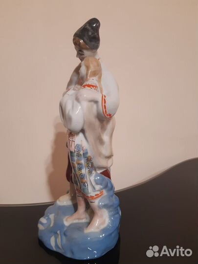 Статуэтка фарфоровая 