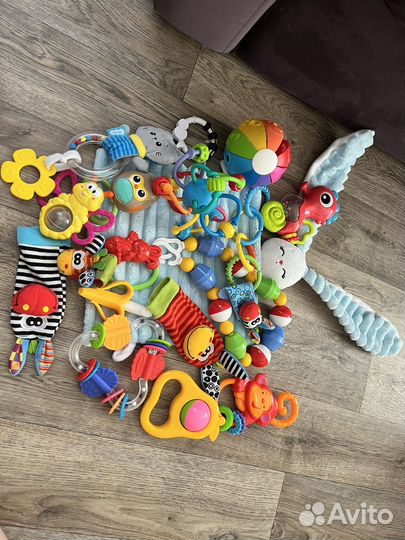 Игрушки малышу 0+