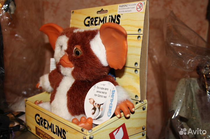 Гремлин Гизмо и плюшевые игрушки зайчик, собачка