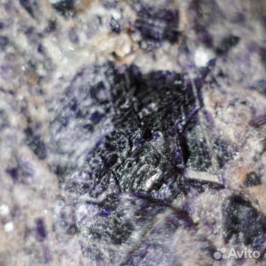 Зональный флюорит, аметист на песчанике