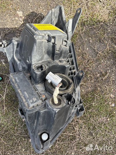 Фары на toyota avensis 2009 год