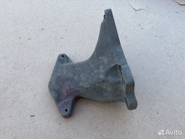 Кронштейн опоры двигателя слева Mercedes m275