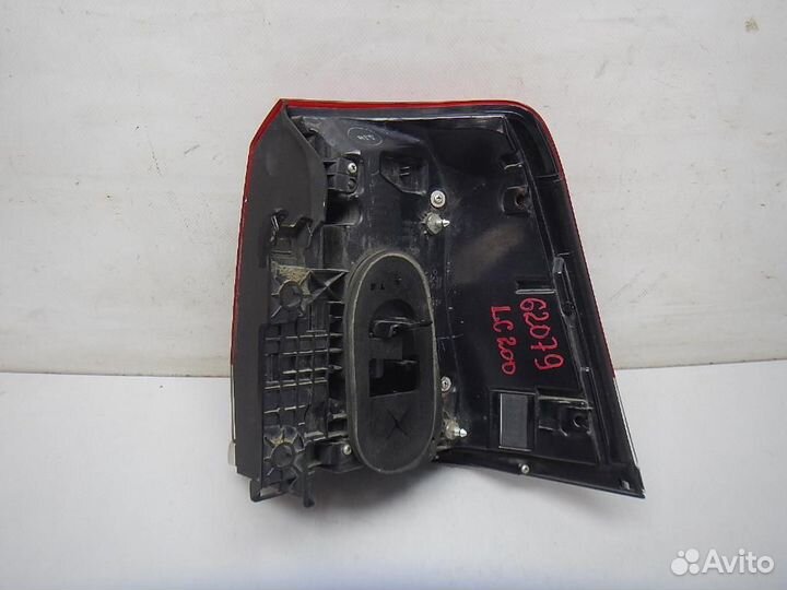 Фонарь задний наружный левый Toyota Land Cruiser