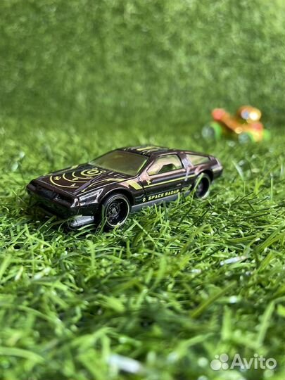 HOT Wheels '81 DeLorean DMC 12 - Зелёный