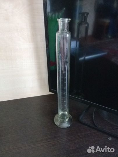 Лабораторные приборы. Мерный цилиндр