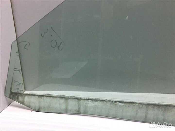 Стекло двери передней правой Volkswagen Golf Iv