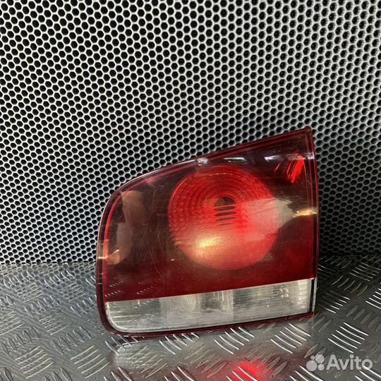 Фонарь задний внутренний правый Volkswagen Touareg