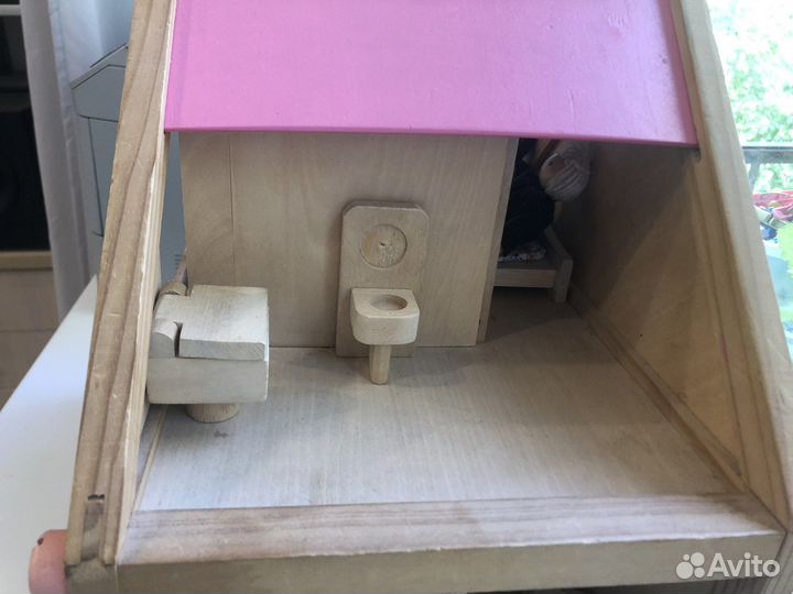 Деревянный дом с куклами