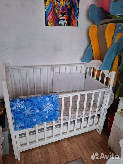 Детская кроватка с маятником