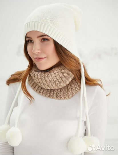 Шапка с помпонами