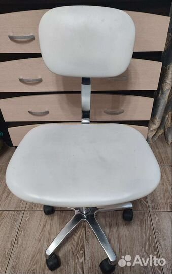 Стул для мастера маникюра