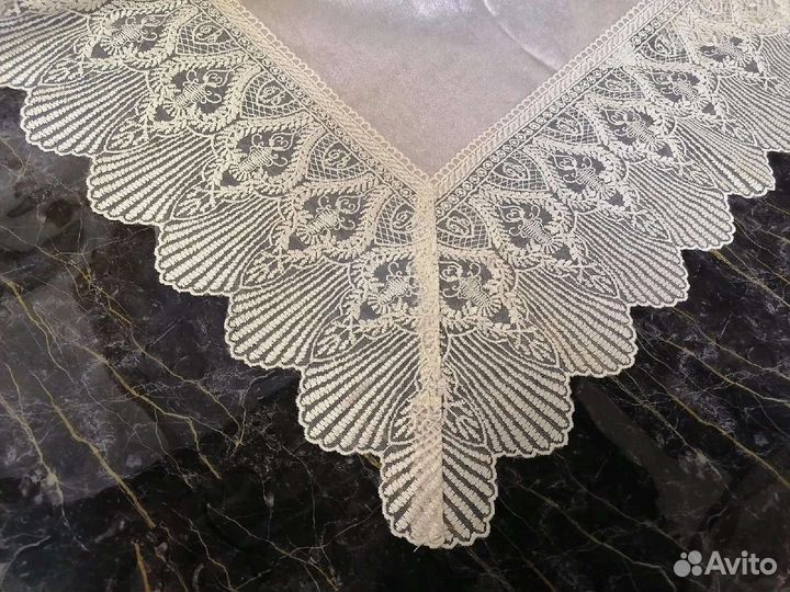 Скатерть тканевая с большим кружевами