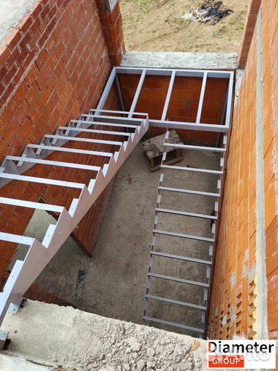 Монтаж П образной лестницы в частную усадьбу