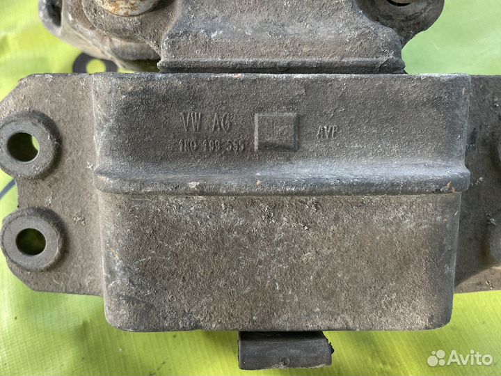 Кронштейн (подушка двигателя) volkswagen