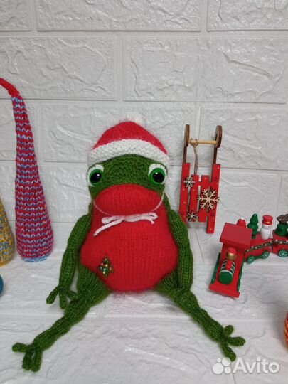 Вязаная игрушка лягушка