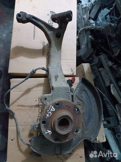 Правый поворотный кулак Volkswagen Passat B5+