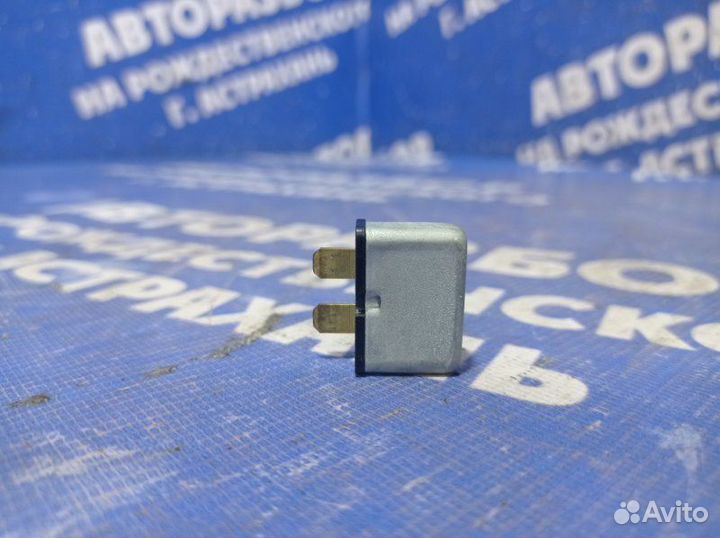 Предохранитель Audi A6C5 седан 2001