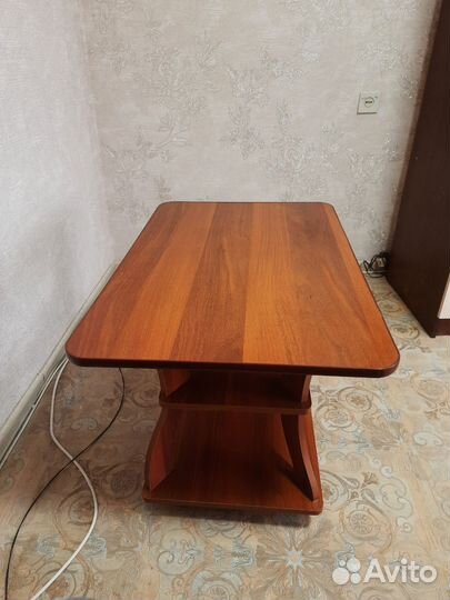 Журнальный стол на колесах