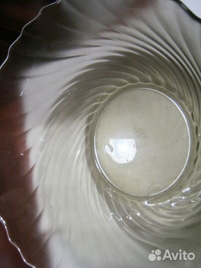 Большая стеклянная салатница с волнистыми узорами