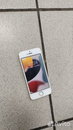 Телефон Apple iPhone SE