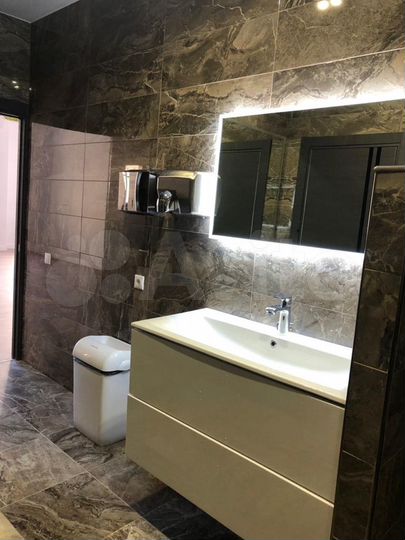 Здание, 3700 м²