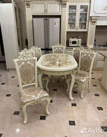 Обеденный стол и стулья