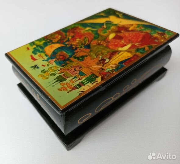 Деревянная шкатулка