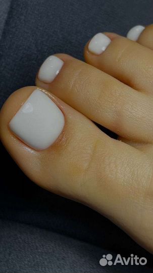 Покрытие ногтей на руках лаком