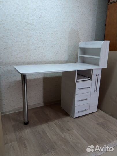 Маникюрный стол с полкой для лаков