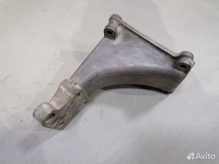 Кронштейн опоры двигателя 1.8 SF VW Golf II 1985г
