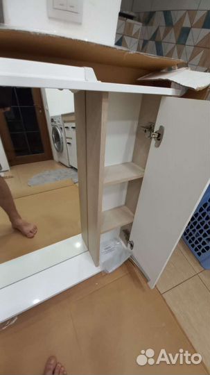 Зеркало с полочкой и с подсветкой в ванную