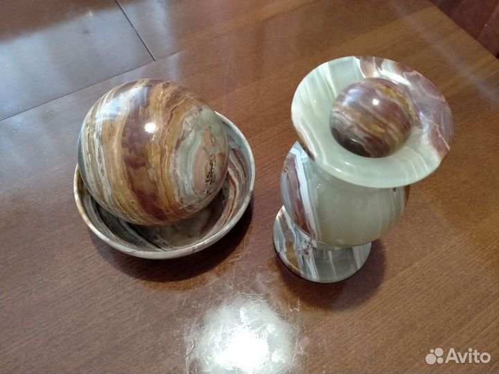 Предметы из оникса: шар, ваза, блюдце