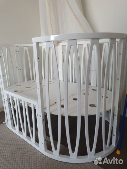 Детская кроватка с маятником