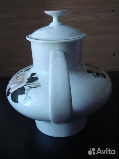 2 заварочных чайника и сливочник