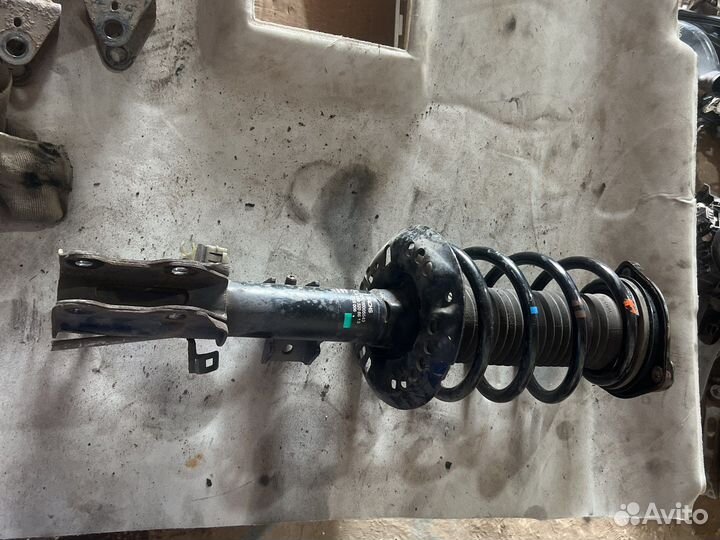 Амортизатор передний левый w639