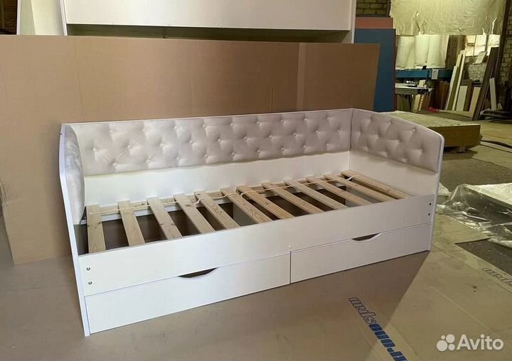 Детская кровать с мягкой спинкой в наличии