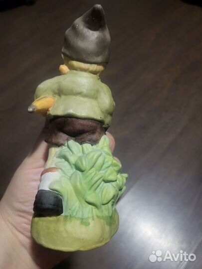 Фарфоровая статуэтка Мальчик с гусем