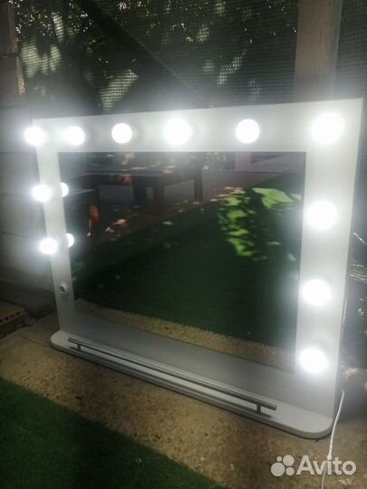 Гримерное зеркало с лампочками