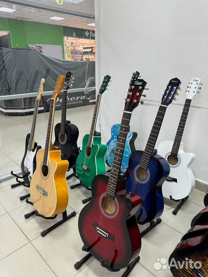 Акустическая и классическая гитара