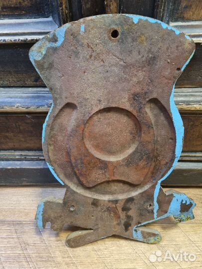 Герб СССР с вагона поезда, железнодорожный. Чугу