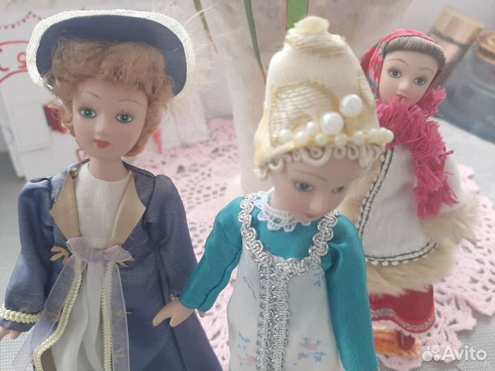 Кукла фарфоровая