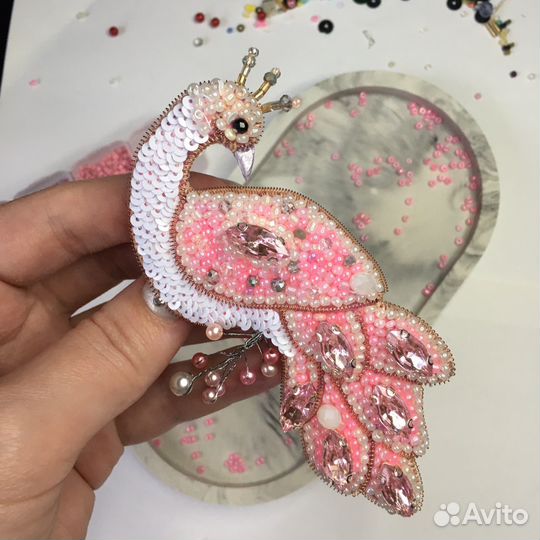Брошь ручной работы из бисера птица