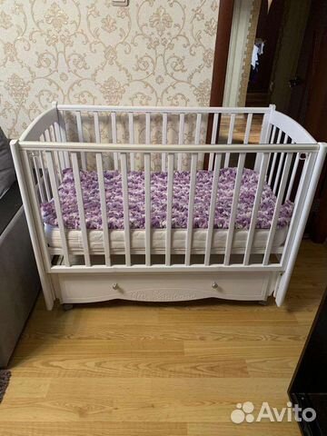 Детская кроватка с маятником