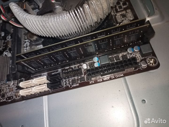 Материнская плата с процессором и памятью