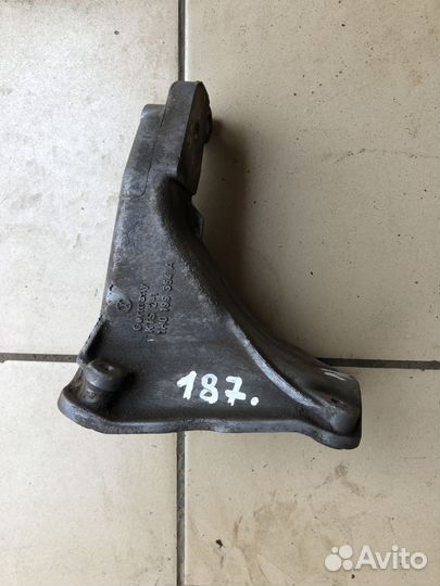 Подушка опора кронштейн Volkswagen Vento