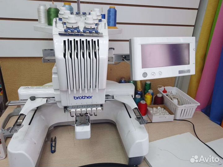 Вышивальная шестиигольная швейная машина